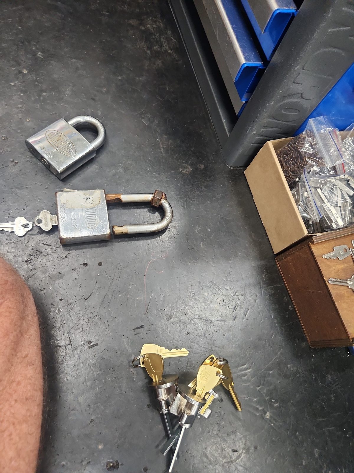 Ben's bench: padlocks, new lock cylinders and cut keys